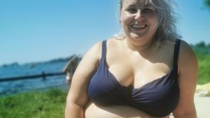 Thumbnail voor Waarom Marjon haar bikinifoto post: 'We zien dikke mensen vaak als gefaalde dunne mensen'