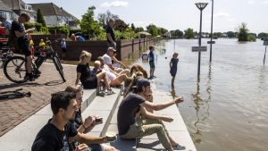 Thumbnail voor 'Ramptoeristen die ellende opzoeken worden gedreven door morbide nieuwsgierigheid'