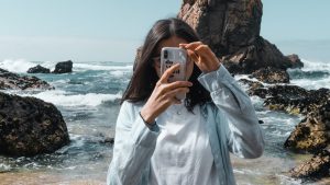 Thumbnail voor Influencer glijdt uit en overlijdt nadat ze selfie wil maken bij waterval Hongkong