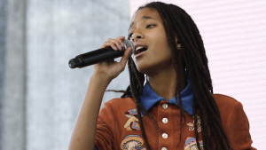 Thumbnail voor Willow Smith scheert haar af tijdens concert