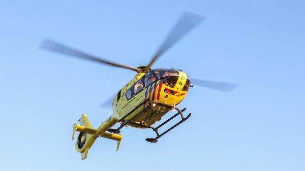Baby ernstig gewond nadat vader met kindje van de trap valt, politie doet onderzoek