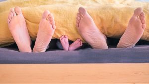 Thumbnail voor Met baby in één bed slapen versterkt band tussen moeder en kind niet