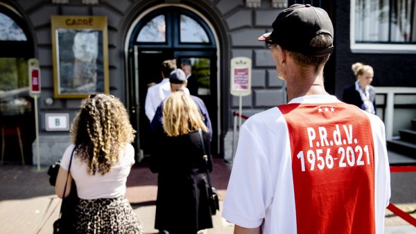 Familie Peter R. de Vries geëmotioneerd door belangstelling_ 'Hartverscheurend om te zien'