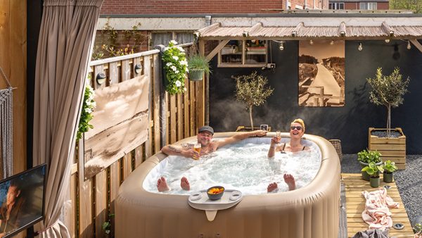 Bubbelen met je billen: 'Bloot in de jacuzzi is het best, puur genieten met een wijntje'