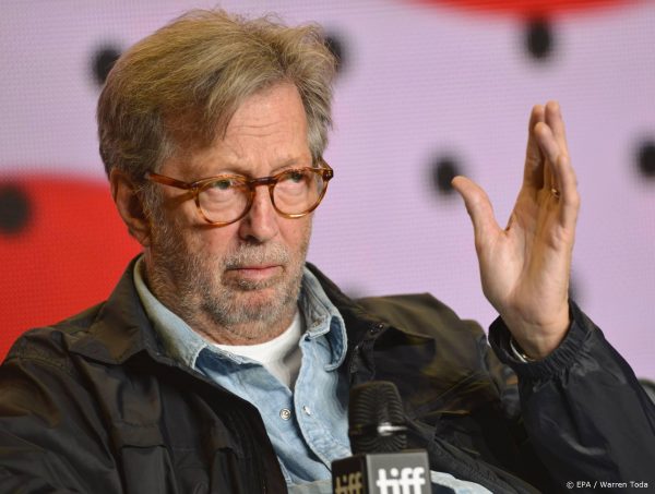 Eric Clapton weigert op te treden op plekken waar vaccinaties verplicht zijn