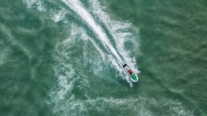 Thumbnail voor Cato verloor haar tampon tijdens het waterskiën: 'Iemand vroeg wat voor bult ik op mijn rug had'