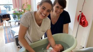 Thumbnail voor Tess en Annica over hun kinderwens en donorsperma: '2,5 jaar en 15.000 euro verder hebben we een dochter'