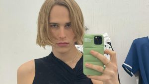 Thumbnail voor '13 Reasons Why'-ster komt uit de kast als transgender: 'Transformeren is prachtig'