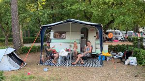 Thumbnail voor Jonne (34) gaat op vakantie in 'zelfgepimpte' caravan: 'Rechtstreeks uit de jaren '70, met bijbehorende geur'