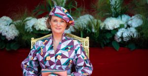 Thumbnail voor Buitenechtelijke prinses draagt jurk met dubbele boodschap tijdens debuut