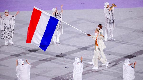 Vuurwerk en een leeg stadion: dit was de openingsceremonie van de Olympische Spelen