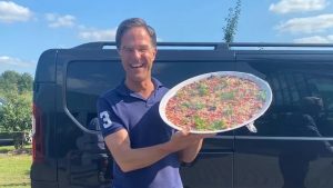 Thumbnail voor Vakantie in eigen land: Mark Rutte neemt het ervan met een XXL carpaccio