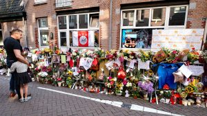 Thumbnail voor Petitie om de Lange Leidsedwarsstraat om te dopen tot Peter R. de Vriesstraat