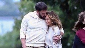 Thumbnail voor Innig zoenende Jennifer Lopez en Ben Affleck bevestigen relatie op Instagram