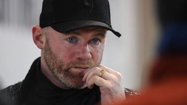 Wayne Rooney in opspraak na foto’s met drie schaarsgeklede vrouwen in hotelkamer
