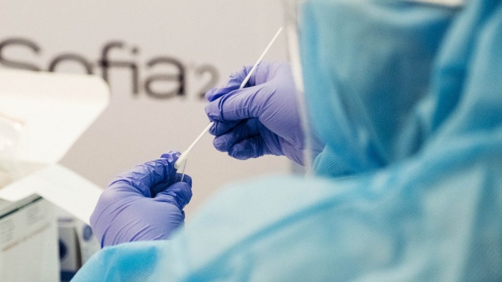 Daling in aantal coronagevallen zet door, laagste sinds 7 juli