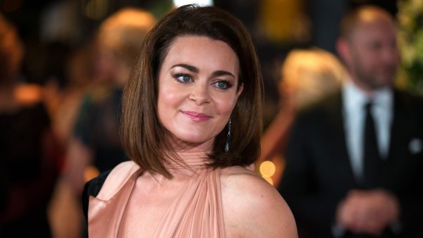 Kim-Lian van der Meij deelt chaotische strandfoto: 'Overal zand in of op'