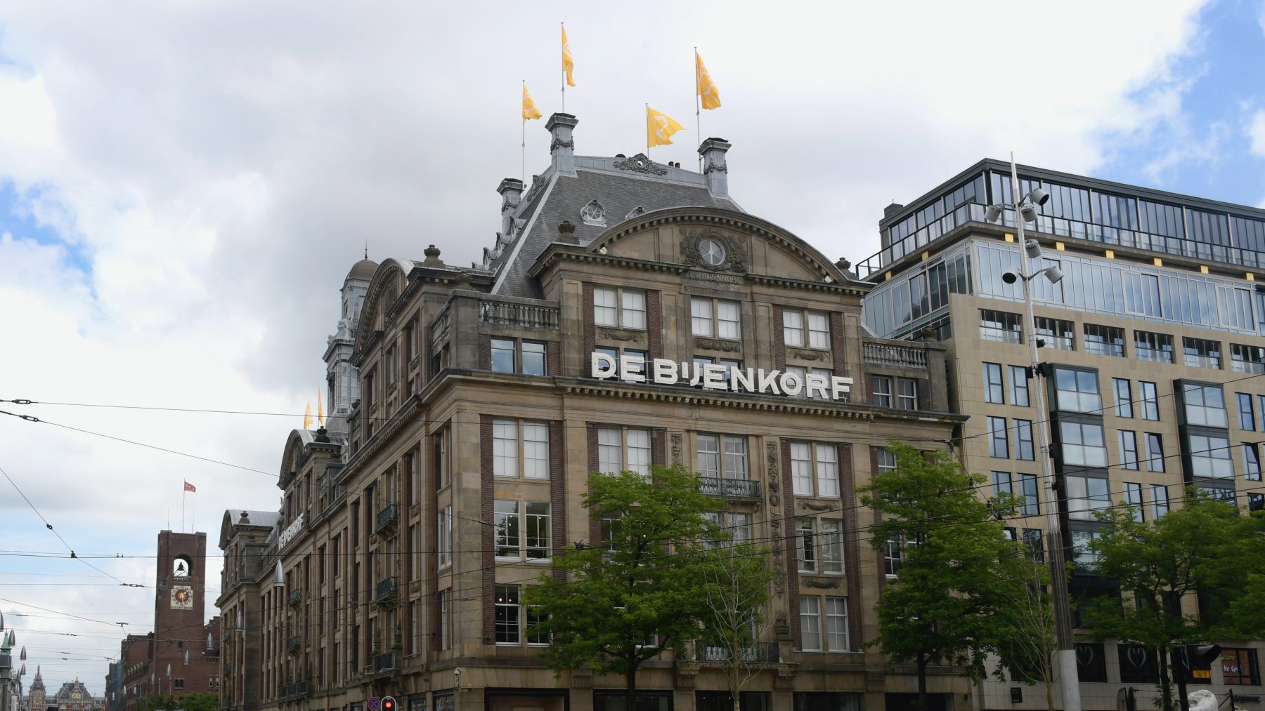 'Canadese familie met warenhuisimperium zet De Bijenkorf te koop