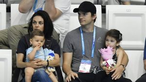 Thumbnail voor Mila Kunis en Ashton Kutcher wassen kinderen pas 'als ze vuil zien'