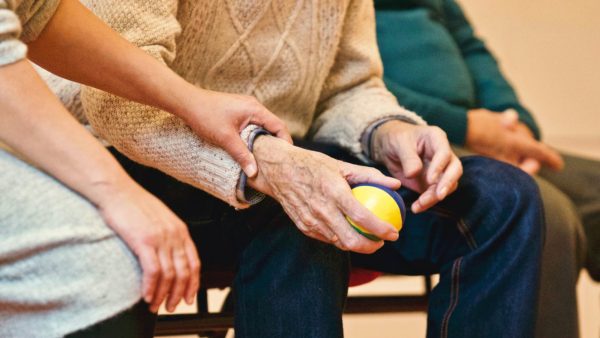 Artsen bezorgd over gezondheid van ouderen die de deur nog steeds niet uit durven