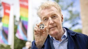 Thumbnail voor André van Duin slaat eerste Pride-munt bij het Homomonument in Amsterdam