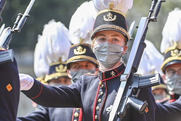 De Belgische kroonprinses marcheert mee