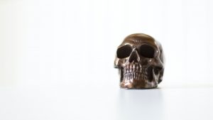 Thumbnail voor Door lichaamsmodificatie lijkt het hoofd van 'The Real Red Skull' op een doodskop