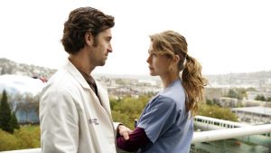 Thumbnail voor Iets te McDreamy: Man Ellen Pompeo vond seksscènes in 'Grey’s Anatomy' even slikken