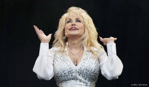 Thumbnail voor Dolly Parton investeerde royalty’s hit Whitney in zwarte buurt