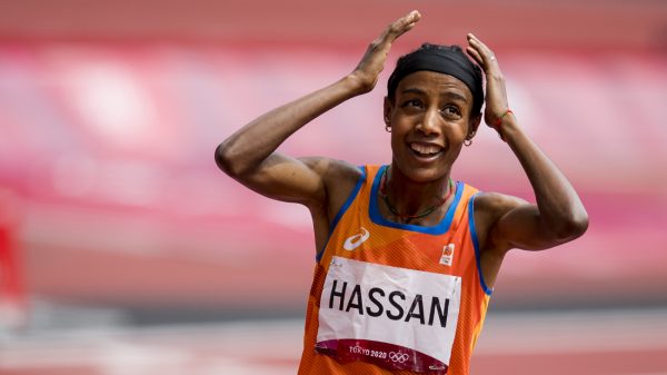 Sifan Hassan sprint zich ondanks valpartij grandioos naar de winst