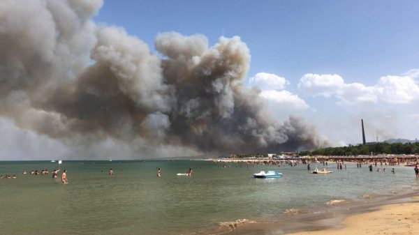 Italiaanse Pescara evacueert toeristen door bosbranden