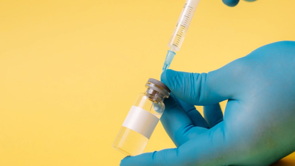Tweede coronaprik voor volwassenen kan vervroegd worden gehaald