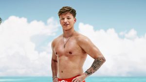 Thumbnail voor 'Ex on the Beach'-Dusty deelt nieuws over scooterongeluk: 'Mijn familie dacht dat ik doodging'