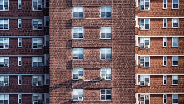 Bewoners wooncomplex Sixty5 gefrustreerd door hitte, tocht en incomplete badkamers