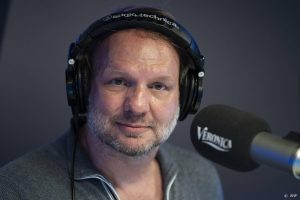 Thumbnail voor Rob Stenders terug op de radio na coronabesmetting: 'Ik blaf nog een beetje'