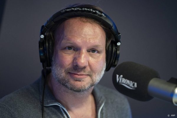 Rob Stenders terug op de radio na coronabesmetting: 'Ik blaf nog een beetje'