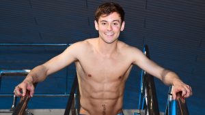 Thumbnail voor Schoonspringer Tom Daley is met zijn breinaald en doos vol rubbertjes de huis-entertainer van de Spelen