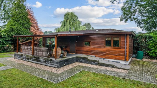 Leeuw Seizoen Decoratie Vakantieparken volgeboekt? Dit houten chalet staat nu te koop - LINDA.nl