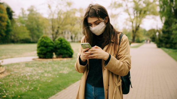 Vrouw die wordt bestolen van telefoon zoekt veertienjarige telefoondief thuis op