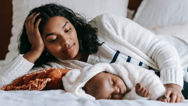 Slaaptekort nieuwe moeders gelinkt aan versnelde veroudering
