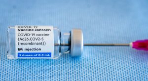 Thumbnail voor Nieuwe bijwerkingen bij coronavaccin Janssen vastgesteld: duizeligheid en oorsuizen