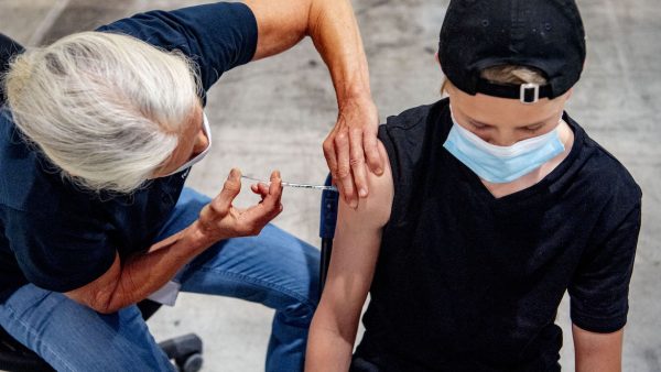 Plannen voor vaccineren bij scholen vanwege lage vaccinatiegraad tieners