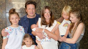 Thumbnail voor Jools Oliver overweegt ivf voor zesde kind: 'Die baby moet er komen'