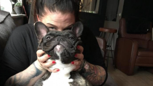 Thumbnail voor Amanda vond steun bij haar Franse bulldog na overlijden vader: 'Een lichtpuntje'