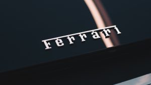 Thumbnail voor Bestuurder rijdt peperdure Ferrari muurvast in Italiaanse steeg: 'Oliedom'