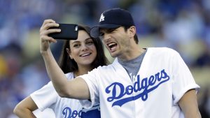 Thumbnail voor Ashton Kutcher en Mila Kunis reageren met geestige video op ophef rondom wassen kinderen