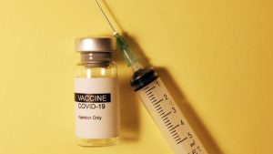 Thumbnail voor Nina (29): 'Mijn melkproductie loopt terug na eerste vaccinatie'