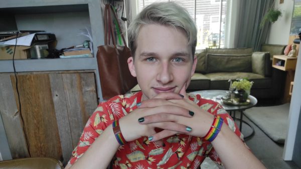 Lars vindt nieuwe baan waar hij nagellak mag dragen