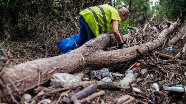 Handen uit de mouwen: zeker 1500 vrijwilligers gaan Maasoevers schoonmaken