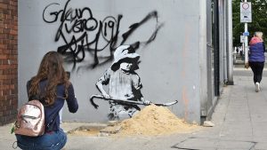 Thumbnail voor Ja, het was écht Banksy zelf die meerdere kunstwerken achterliet in Britse kustdorpen